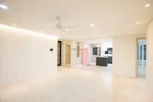 핑크 냉장고가 포인트인 화이트톤 미니멀 아파트